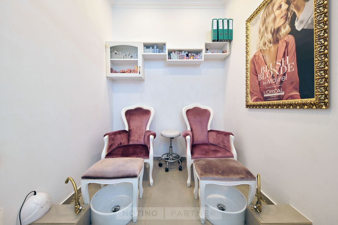 Zona de pedichiură din Authentic Beauty, cu fotolii roz pudrat și ramă aurie